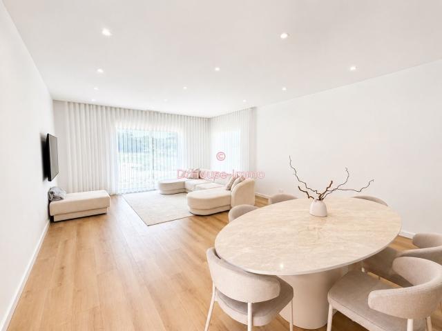Maison contemporaine de plain pied offrant de belles prestations, un environnement calme et un terrain piscinable. Lumineuse, moderne et sans travaux à revoir