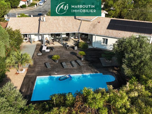 Maison contemporaine de plain pied avec piscine