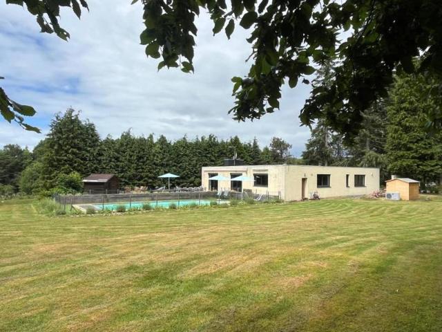 Maison contemporaine de plain pied avec piscine à Pont Audemer