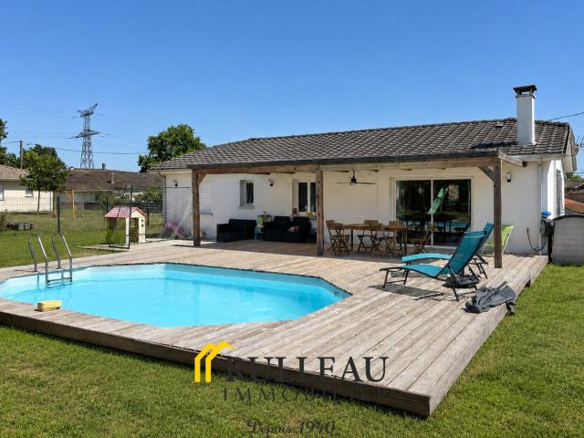 Maison contemporaine de plain pied avec piscine, double garage et jardin à Saint André de Cubzac