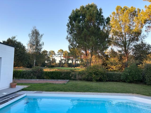 Maison contemporaine de plain pied avec piscine et vue golf Gujan Mestras