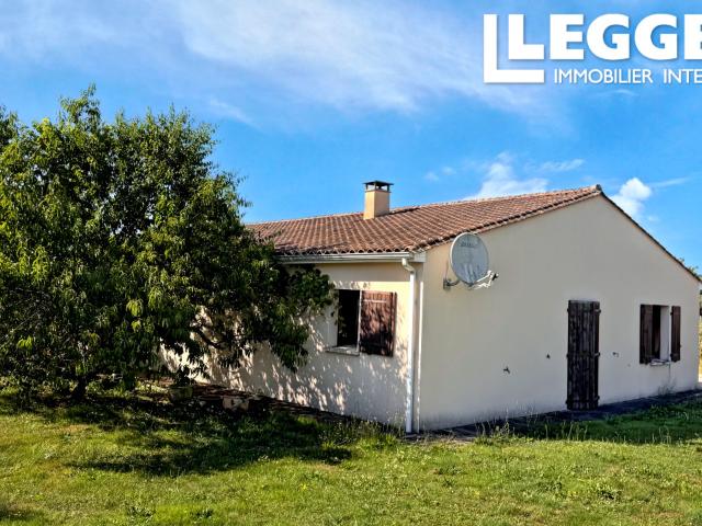 Maison contemporaine de plain pied avec piscine, grand terrain et potentiel constructible à Oriolles