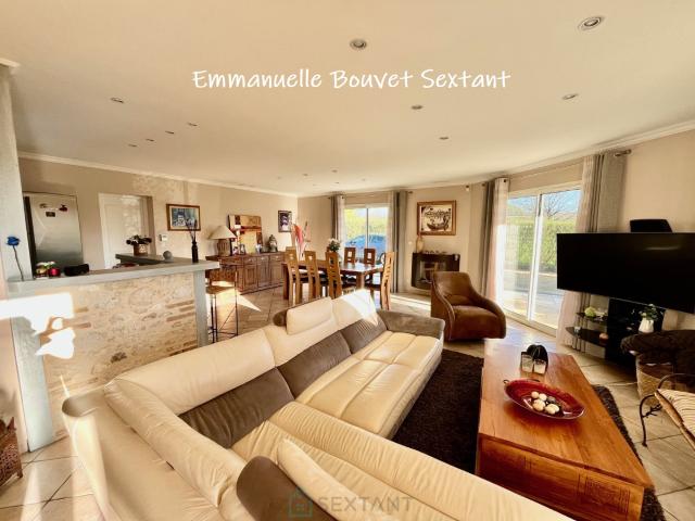 Maison contemporaine de plain pied avec piscine, grande dépendance double garage, dépendance aménageable en studio, terrasse couverte et terrain clos de 2885 m2