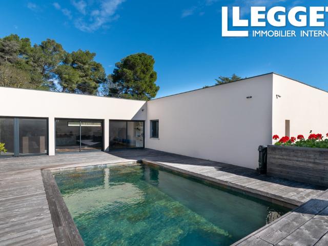 Maison contemporaine de plain pied avec terrasse plein sud, piscine au sel, cuisine d’été et sans vis à vis