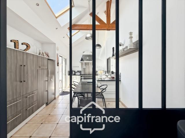 Maison contemporaine de plain pied de 160 m² – 4 chambres – Véranda de 27 m² avec spa – Double garage – Carport – Noyal Pontivy