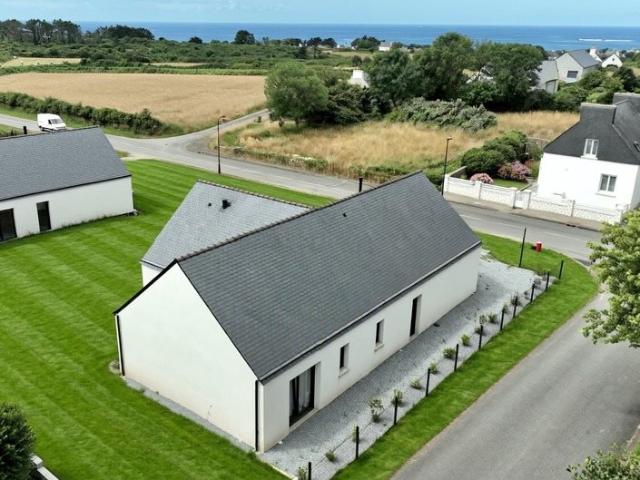 Maison contemporaine de plain pied de 128 m² à Plouhinec, à. 128m² Plouhinec
