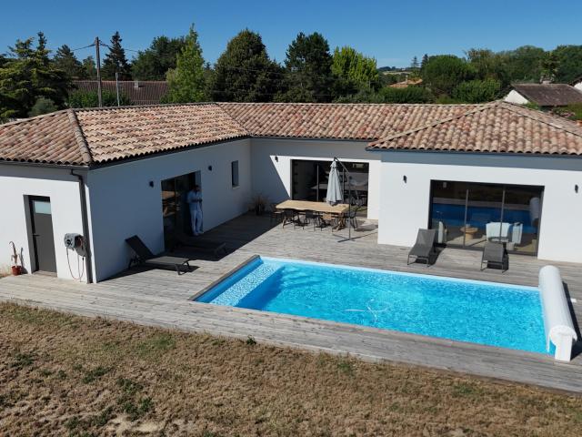 Maison contemporaine de plain pied Piscine Prestations de qualité