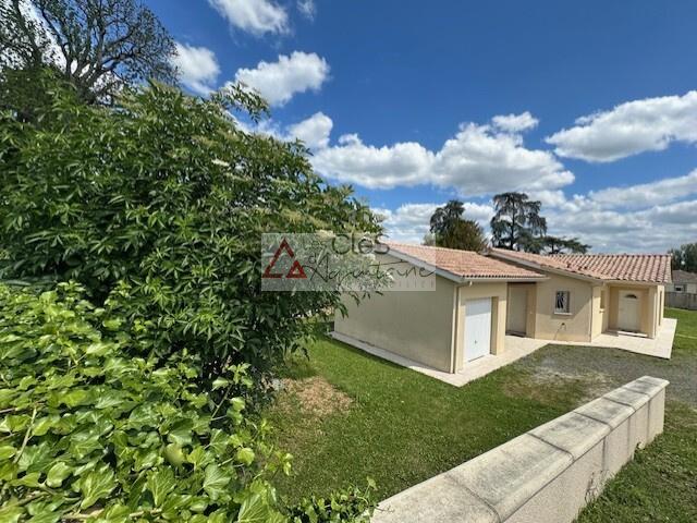 Maison contemporaine de plain pied 3 chambres, lumineuse et impeccable avec terrain piscinable