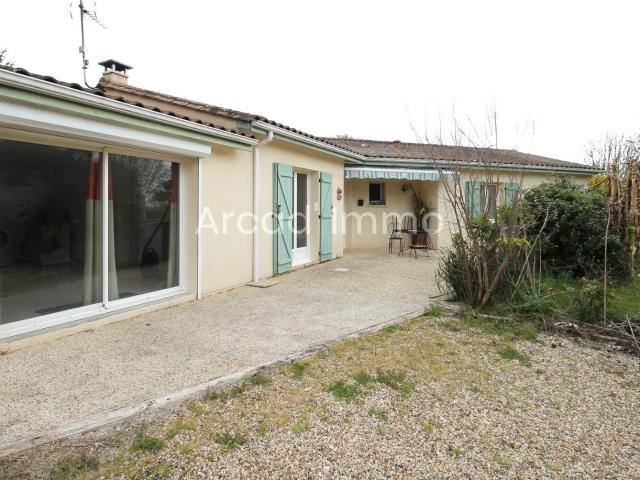 Maison contemporaine de plain pied, 4 chambres, garage et ja. 131m² Pomport