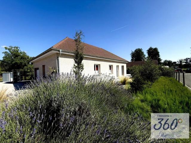 Maison de plain pied moderne avec jardin clos à deux pas de la voie verte