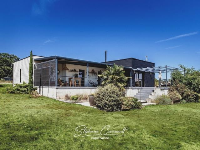 Maison contemporaine en bois entourée de verdure