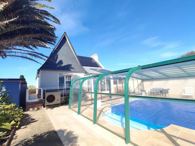 Maison contemporaine avec piscine et jardin