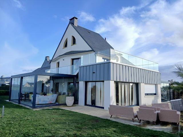 Maison contemporaine en bord de mer avec jardin