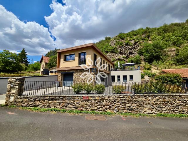 Maison contemporaine, garage et terrasse Blesle