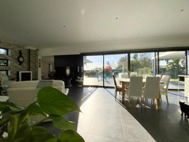 Maison contemporaine lumineuse avec piscine et jardin paysagé