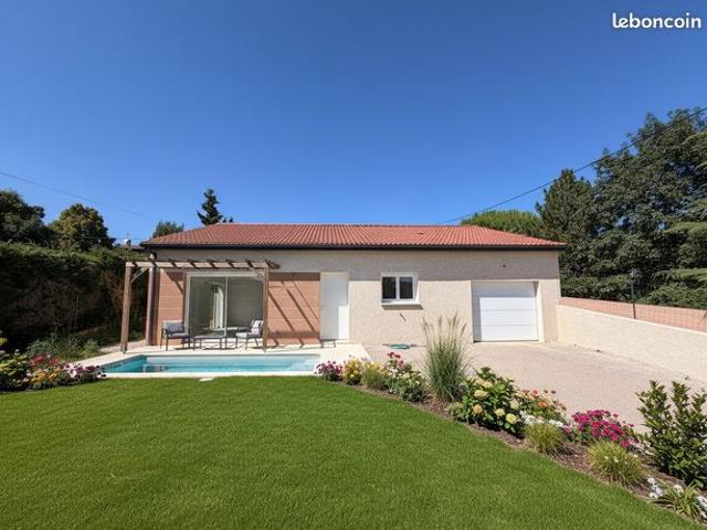 Maison contemporaine neuve vue dégagée