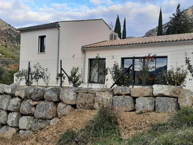 Maison contemporaine neuve avec piscine et vue dégagée sur le Saint Julien