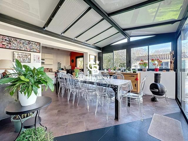 Maison contemporaine: piscine et garage en centre ville de S. 159m² Saintes