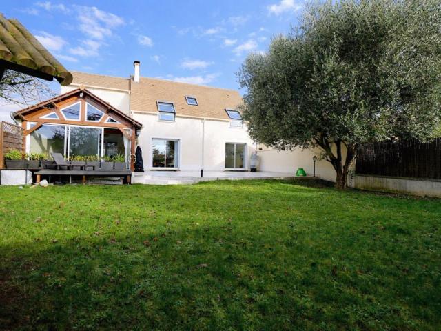 Maison contemporaine Piscine intérieure 4 chambres et sous sol190 m2