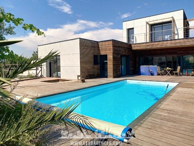 Sur les hauteurs de Cogolin, Maison contemporaine avec garage de 80m2