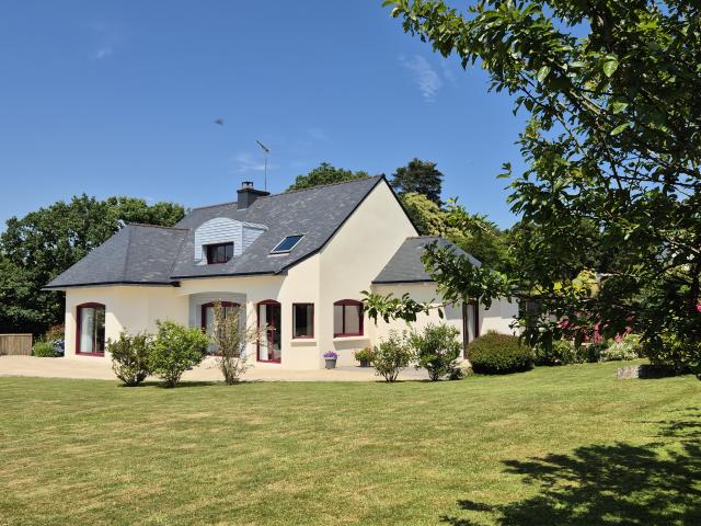 Maison contemporaine rare à Quintin Plain pied avec jardin aménagé, garage et volumes généreux