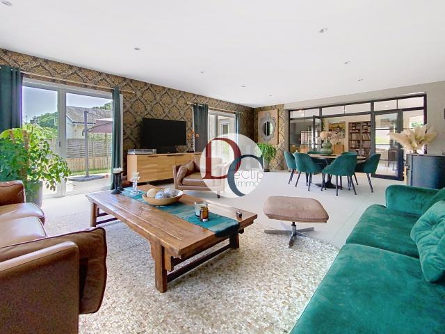 Maison contemporaine récente aux beaux volumes et basse consommation énergétique