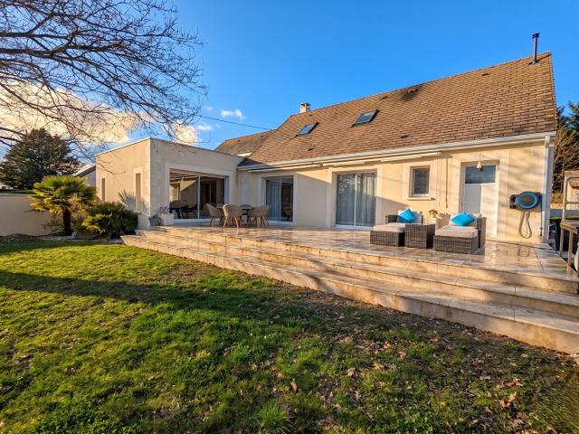 Maison contemporaine récente 133 m2 Grand terrain Piscine 2 garages Au calme Proche Bléré