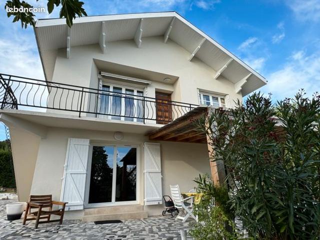 Maison cossue très bien entretenue