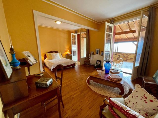 Maison Castillonnes avec 2 terrasses et local commerciale 185m² Castillonnès