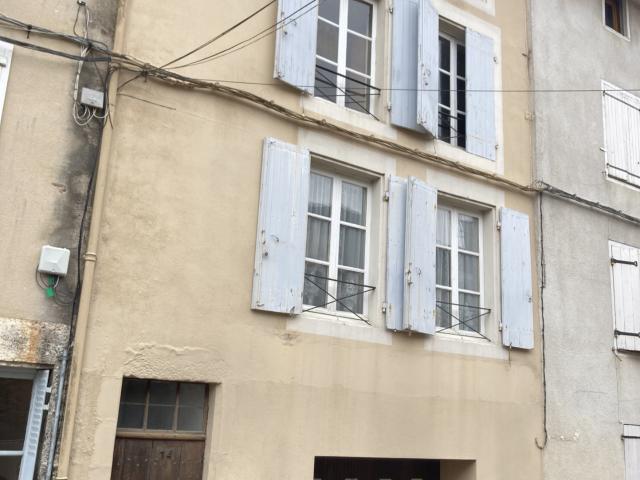 MAISON CENTRE VILLE, À RAFRAICHIR AVEC GARAGE, COUR ET JARDIN