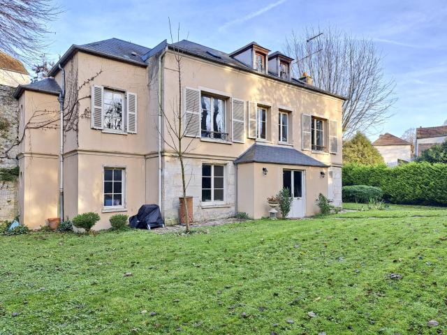 Maison centre ville 5 chambres 1 bureau terrain 837 m2