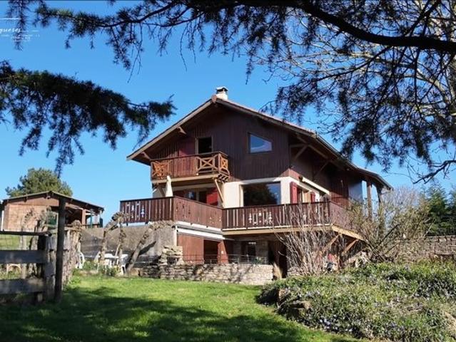 Maison 142 m² + dépendances – 5 000 m² de terrain – Environn. 142m² Saint André la Côte