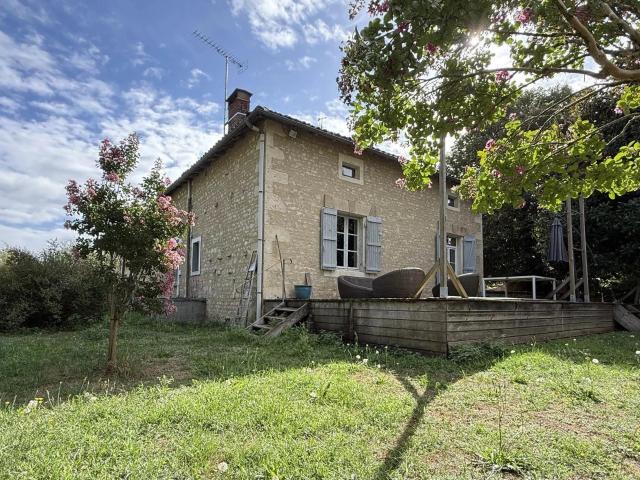 Maison charmante de 2 chambres avec terrain en bord de riviè. 132m² Verteuil sur Charente