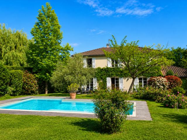 Maison Charbonnieres Les Bains 7 pièce s 182 m2