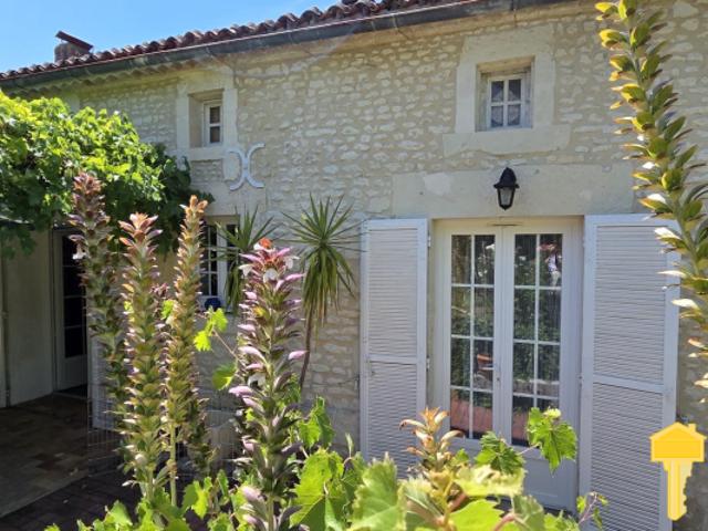 Maison charentaise 3 chambres avec garage et jardin