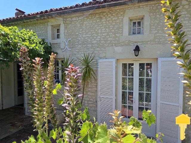 Maison charentaise 3 chambres avec garage et jardin