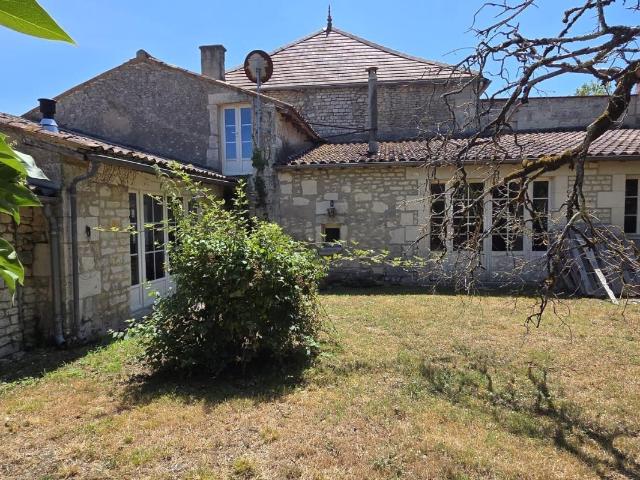 Maison Charentaise 141 m2, 2 chambres, dépendances