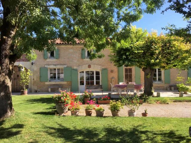 Maison CHARENTAISE 15 mn de Saintes réf.60996 292m² Aumagne