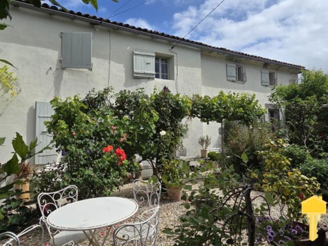 MAISON CHARENTAISE 167 m2, 5 chambres, gîtes, 2000 M2 TERRAI