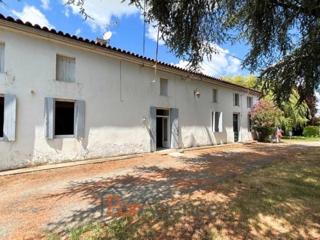 Domaine charentais avec dépendances Ecrin de verdure