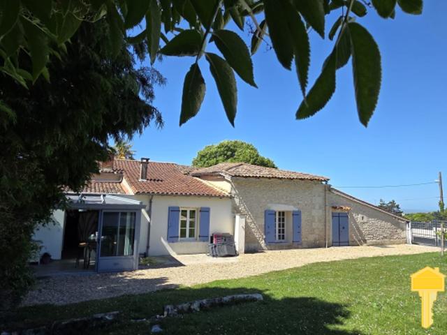 Maison charentaise, 4 chambres, avec garage, jardin et pisci
