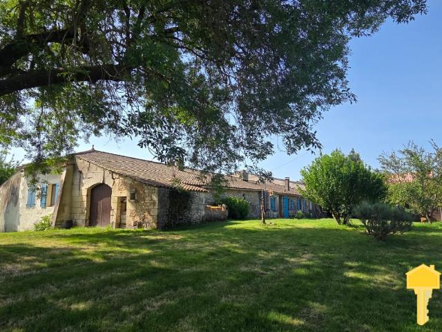 Maison charentaise 5 chambres avec dépendances et piscine