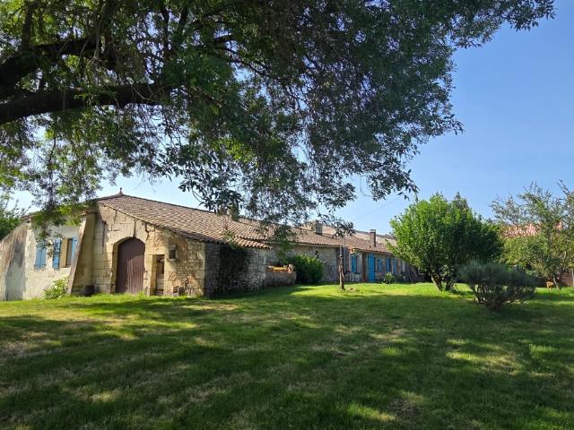 Maison charentaise 5 chambres avec dépendances et piscine