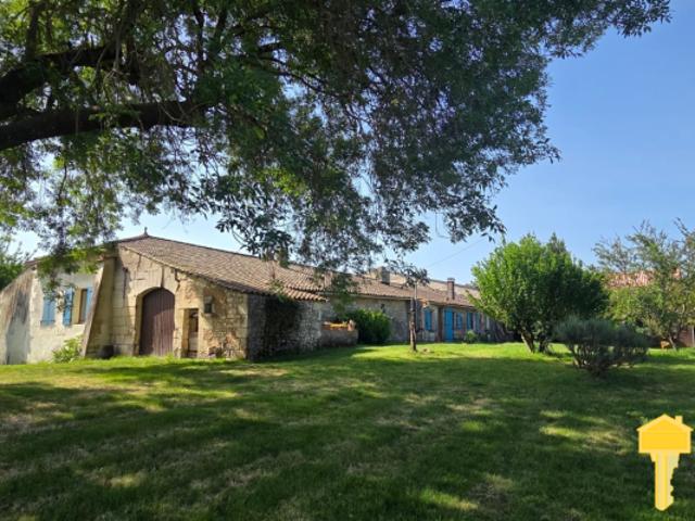 Maison charentaise 5 chambres avec dépendances et piscine