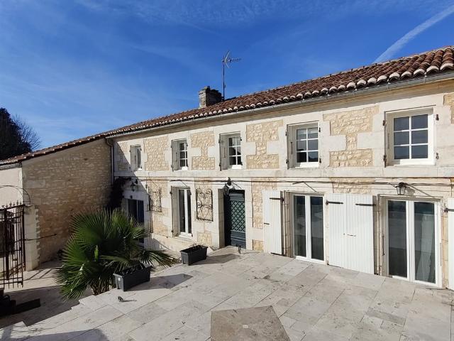 Maison charentaise 8 Piéces 240 m2 SAINT VAIZE 17100 223m² Saint Vaize