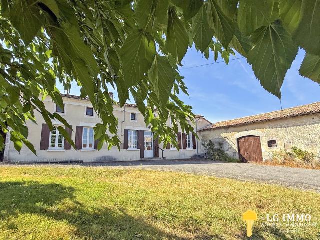 Maison charentaise à fort potentiel 106 m2 habitables & 600 m2 de dépendances