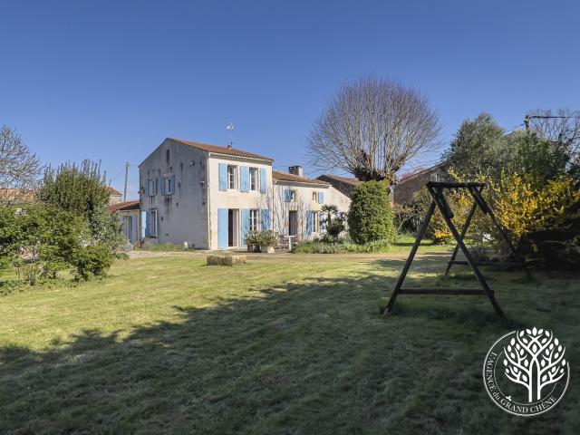 Maison charentaise à la campagne proche de Saint Savinien