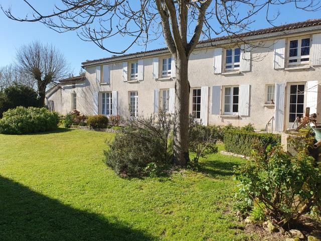 Maison charentaise avec cachet et caractère de 208m2 + dépendance de 73.75m2 à rénover + garage de 52 m2 sous