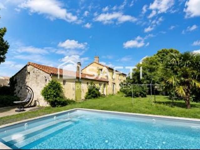 Maison charentaise avec piscine et dépendances