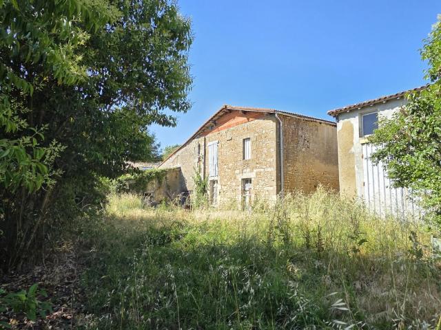 Maison charentaise de 153 m2 + dépendances et jardin
